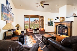 Smart-TV, Kamin, Tischtennisplatte, Arbeitsbereiche