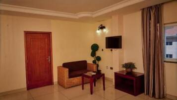 Elite Studio Suite | Living area | 45-inch Smart TV with satellite channels, pay films