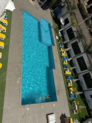 En säsongsöppen utomhuspool