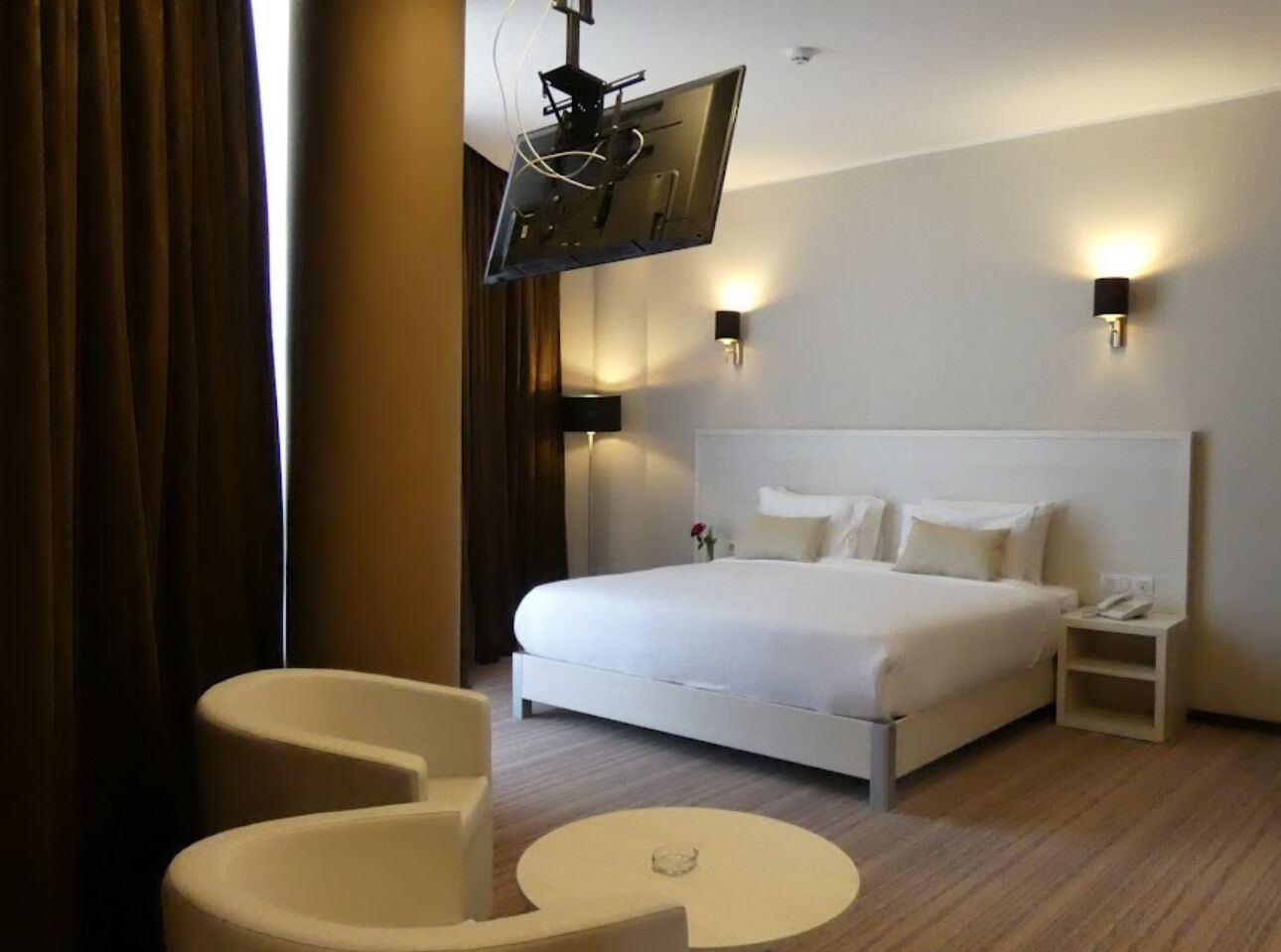 Standard Room, Private Bathroom | Premium bedding, minibar, in-room safe, laptop workspace