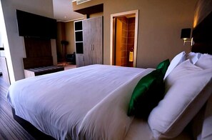 Ropa de cama de alta calidad y minibar 