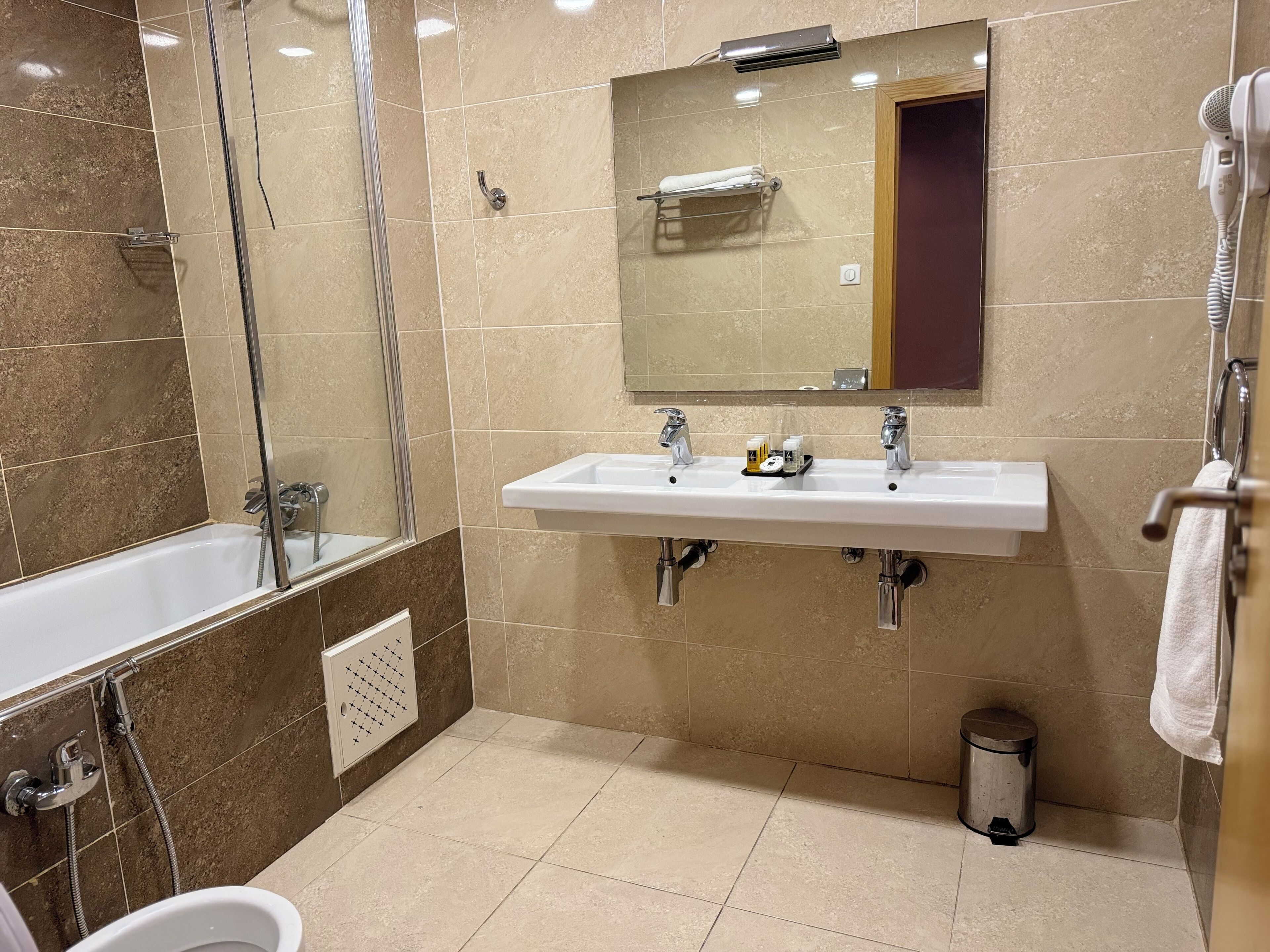 Articles de toilette gratuits, sèche-cheveux, bidet, serviettes fournies