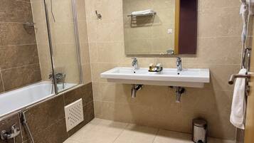 Articles de toilette gratuits, sĂšche-cheveux, bidet, serviettes fournies