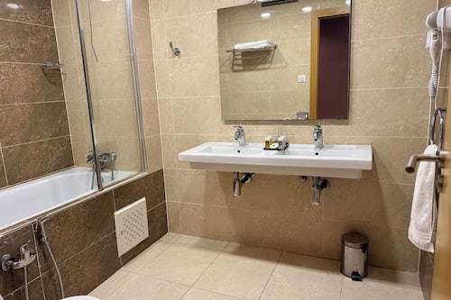 Kostenlose Toilettenartikel, Haartrockner, Bidet, Handtücher