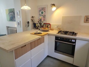 Frigorífico, microondas, horno y placa de cocina