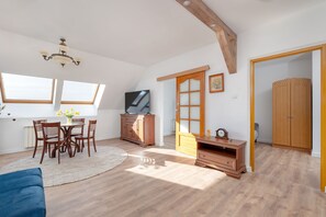 Appartement, 3 chambres, 2 salles de bains, en bord de plage | Salle de séjour