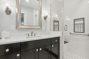 Shower, hair dryer, towels - Beautifully Updated Lagoon Villa - 8-Min Walk to the Beach! (Amelia Island)