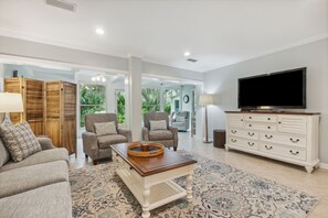 Smart TV, books - Beautifully Updated Lagoon Villa - 8-Min Walk to the Beach! (Amelia Island)