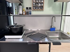 Réfrigérateur, micro-ondes, cafetière/bouilloire, grille-pain