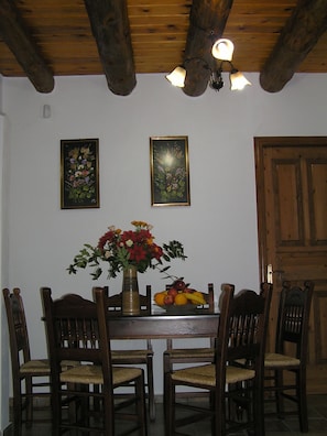 Dining - Villa FOULI a perfect place for your family holidays in Rethymno Crete (Kaloniktis)