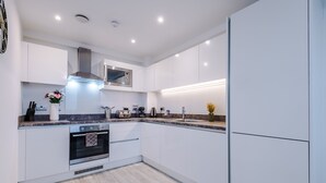 Apartment | Eigene Küche | Kühlschrank, Mikrowelle, Ofen, Herdplatte