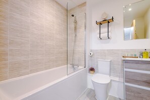Appartement | Salle de bain | Ensemble douche/baignoire, baignoire relaxante profonde, sĂšche-cheveux