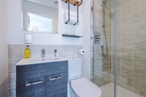 Apartment | Bathroom - Modern 2 bed Duplex Apartment (Salford)