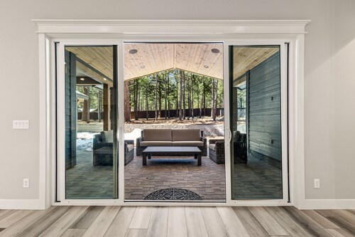 Luxurious, Spacious Retreat with Hot Tub in Flagstaff!