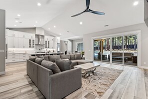 TV connectée, cheminée, espaces bureaux