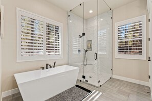 Shower, hair dryer, towels - Sleeps 18, Luxury Flagstaff Retreat w Hot Tub (Flagstaff)