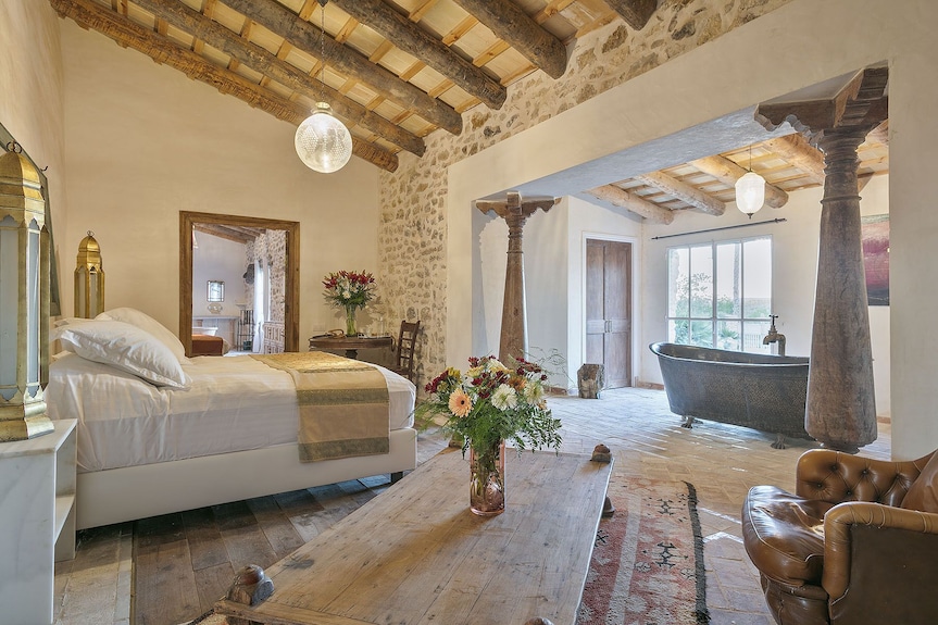 Exquisitely Renovated 2500sqm Typical Catalan Villa In The Heart Of Natural Park - Castelldefels