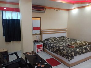 Deluxe Triple Room | Desk, free WiFi, bed sheets - Hotel Anurag Palace (Agartala)