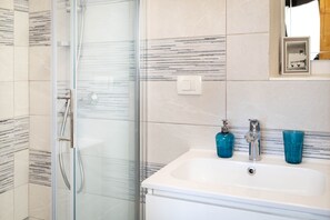 Eco-friendly toiletries, hair dryer, towels, soap - Slow stay home Rose in tiny authentic Istrian village near Učka  (Lupoglav)