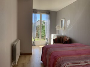 5 bedrooms, iron/ironing board, bed sheets