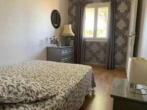 5 bedrooms, iron/ironing board, bed sheets