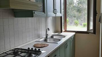 Frigorífic, forn, placa de cuina i cafetera i tetera