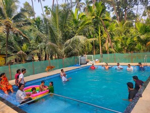 Outdoor pool - Gokul Cottage and Villa (Alibag)