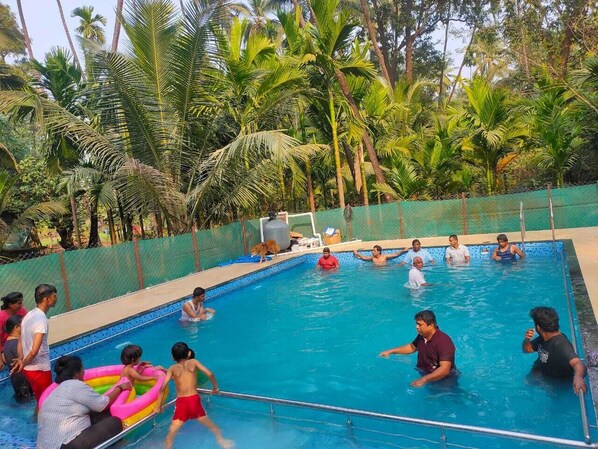 Kolam renang outdoor