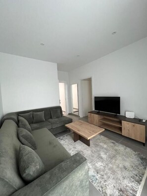 Junior Suite | Ruang tamu | TV skrin rata 