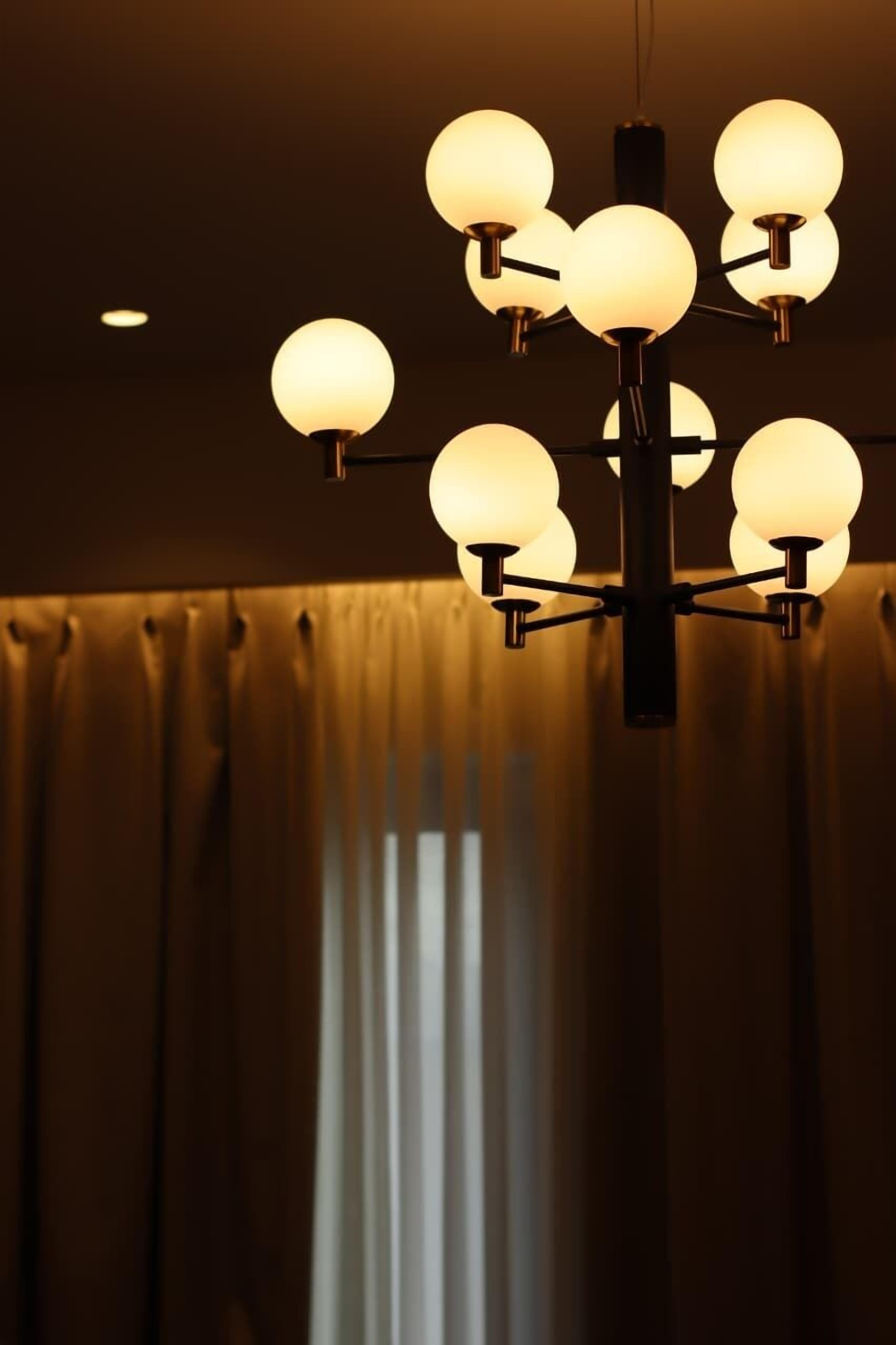 Un candelabro con múltiples lámparas esféricas.