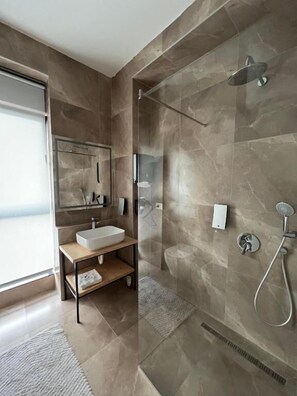Suite junior | Baño | Secador de pelo, albornoces y zapatillas