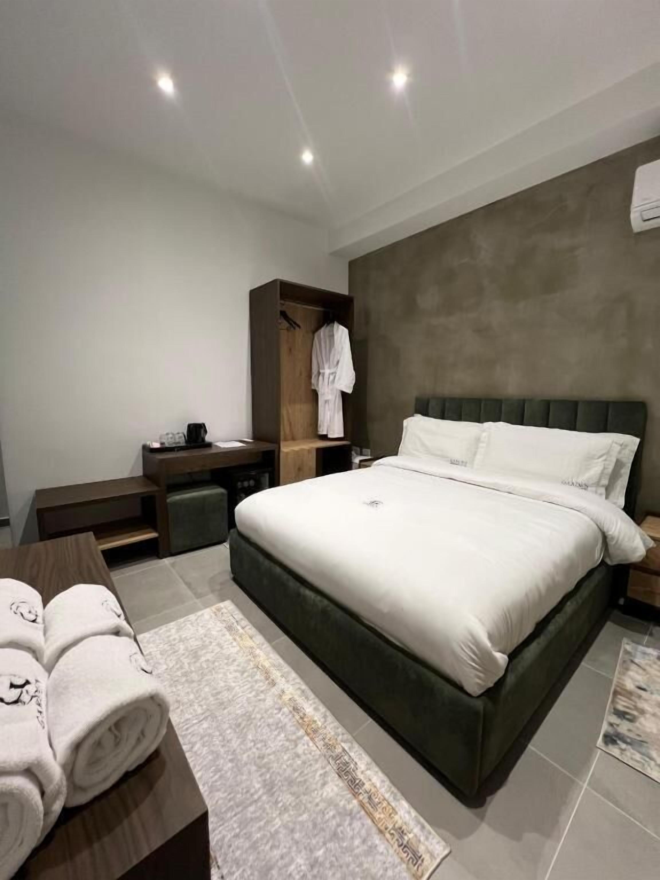 Junior-sviitti | Tallelokero huoneessa, työpöytä, pimennysverhot, ilmainen Wi-Fi