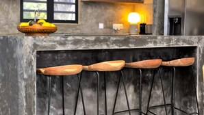 A kitchen counter with a fruit bowl and a hanging wooden spoon rack. - Villa Heros Sabadeco (Kralendijk)