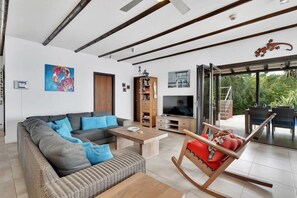 TV - Villa Kokopelli with Great Views and Private Pool (Kralendijk)