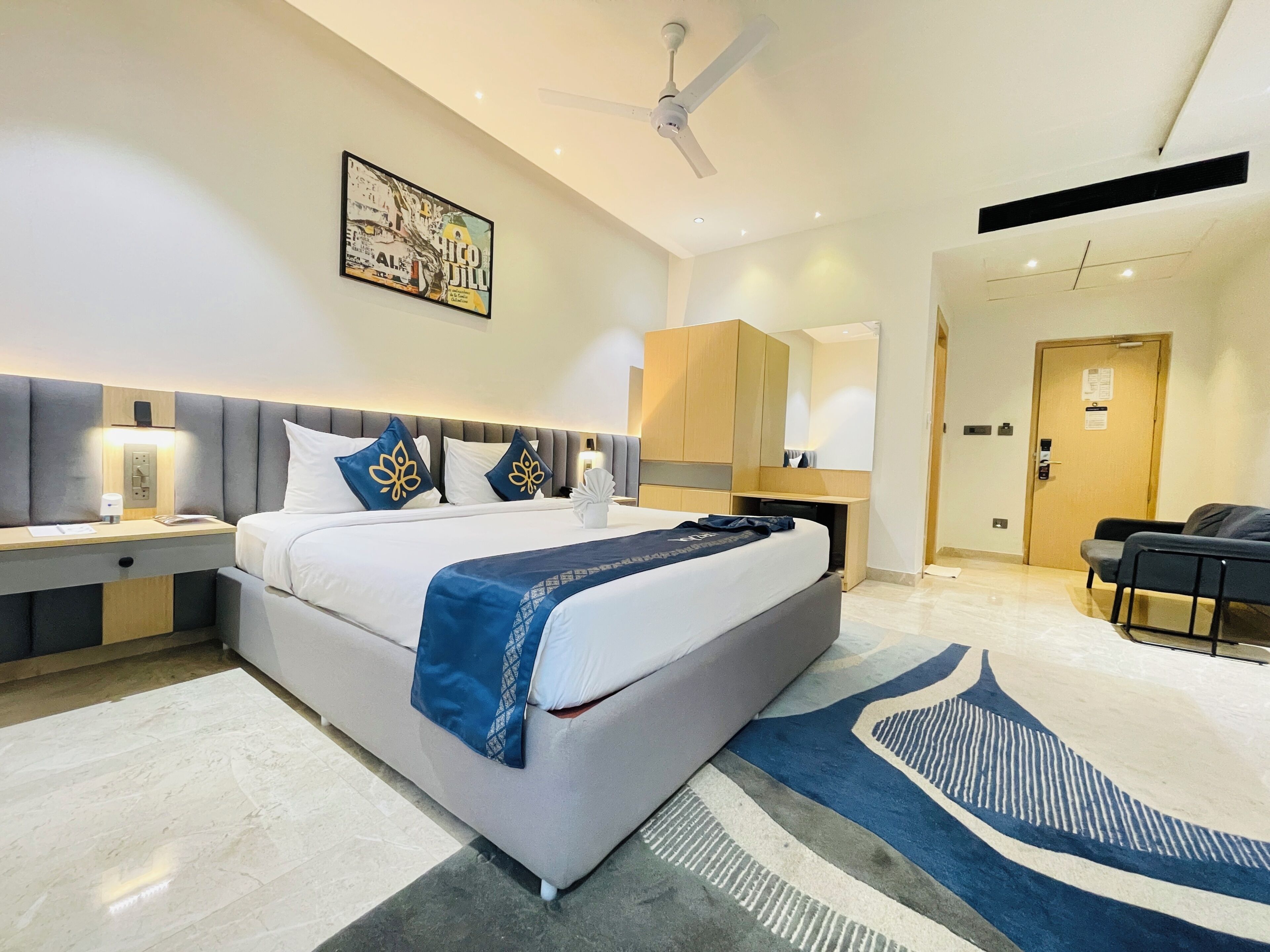 Executive Room | Minibar, desk, laptop workspace, soundproofing