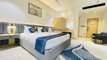 Executive Room | Minibar, desk, laptop workspace, soundproofing