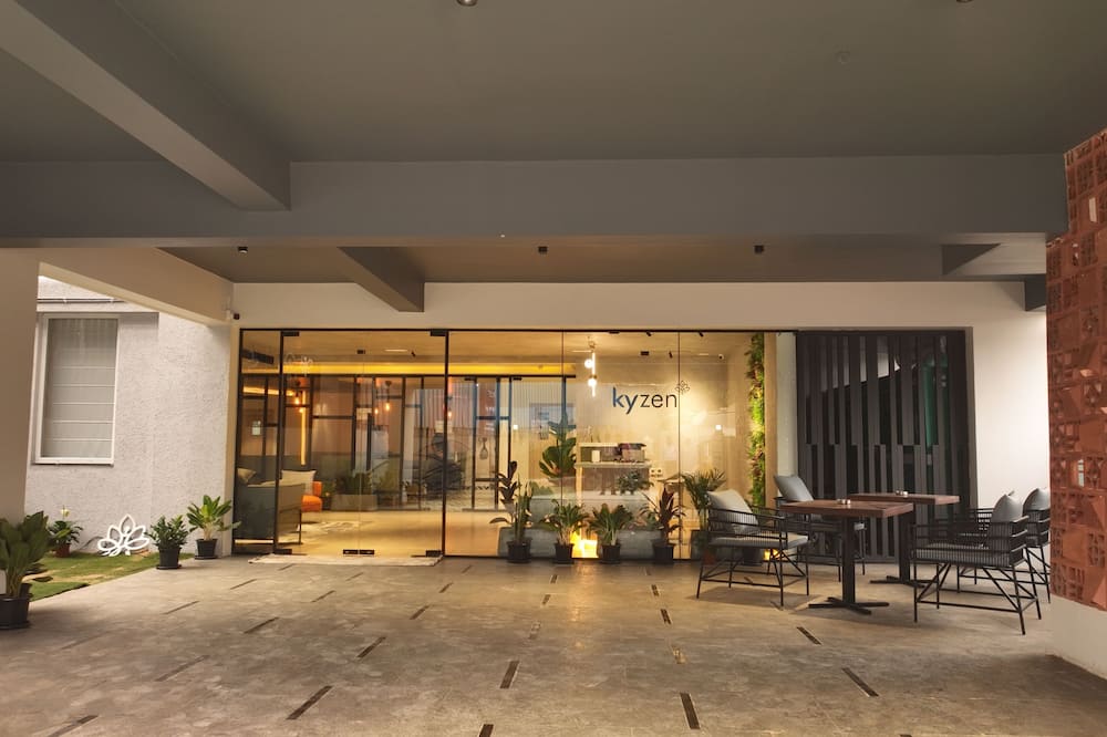 Hotel Kyzen HiTech City- Your Zenly Stay