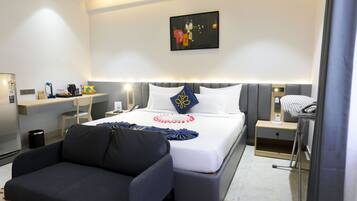 Executive Room | 1 bedroom, hypo-allergenic bedding, minibar, desk