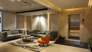 Lobby-lounge