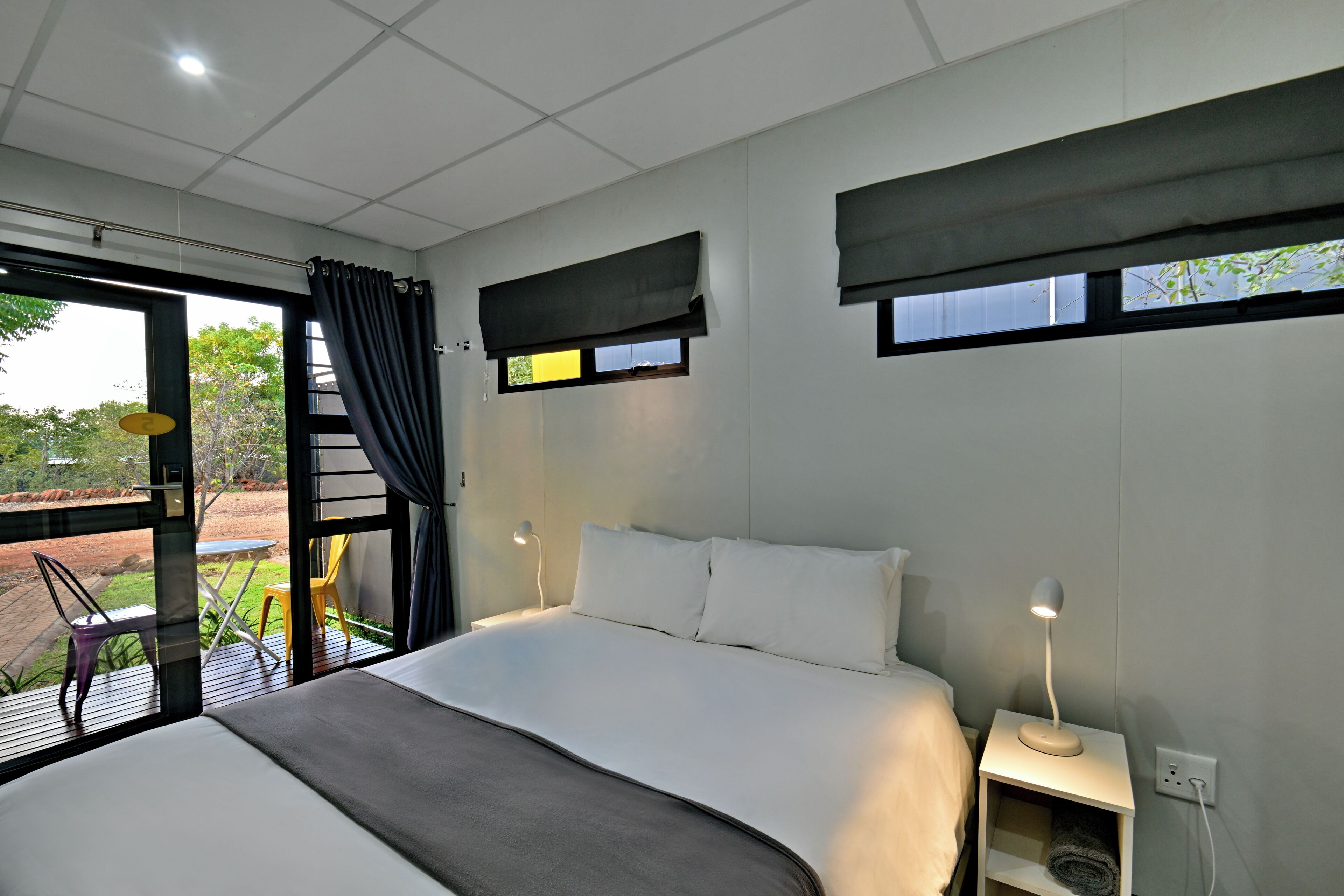 Minibar, bureau, draps fournis