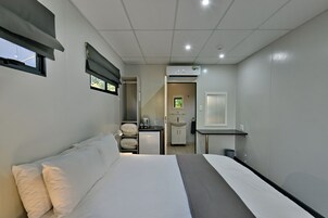 Minibar, escritorio y ropa de cama 