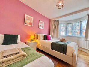 1 chambre, fer et planche à repasser, lit parapluie, accès Internet