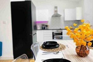 Fridge, microwave, oven, stovetop - Modern 1-Bed Apt 30min to Central London & Parking (Wembley)