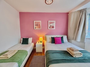 1 chambre, fer et planche à repasser, lit parapluie, accès Internet
