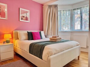 1 makuuhuone, silitysrauta/-lauta, vauvan matkasänky, internet