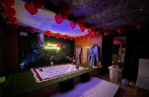 Indoor spa tub - Desire Stay (New Delhi)