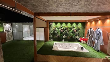 Khăn tắm, xà phòng, dầu gội, giấy vệ sinh