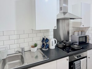 ثلاجة، ميكروويف، فرن، موقد طهي مسطح