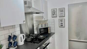 Køleskab, mikrobølgeovn, ovn, kogeplade