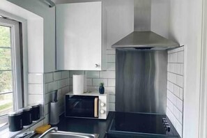 Fridge, microwave, oven, stovetop - Charming Studio 30min to Central London (Wembley)